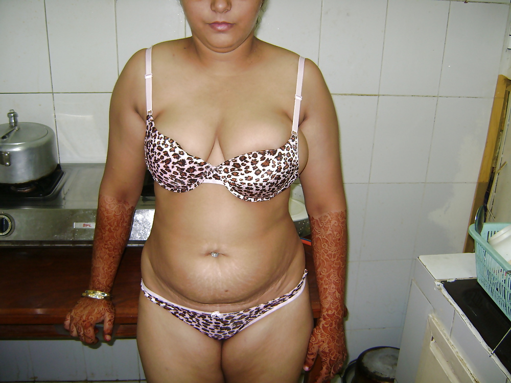 Porn Pics indian aunty saree striping 4