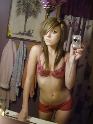 Porn Pics young emo takes naked selfshot photos