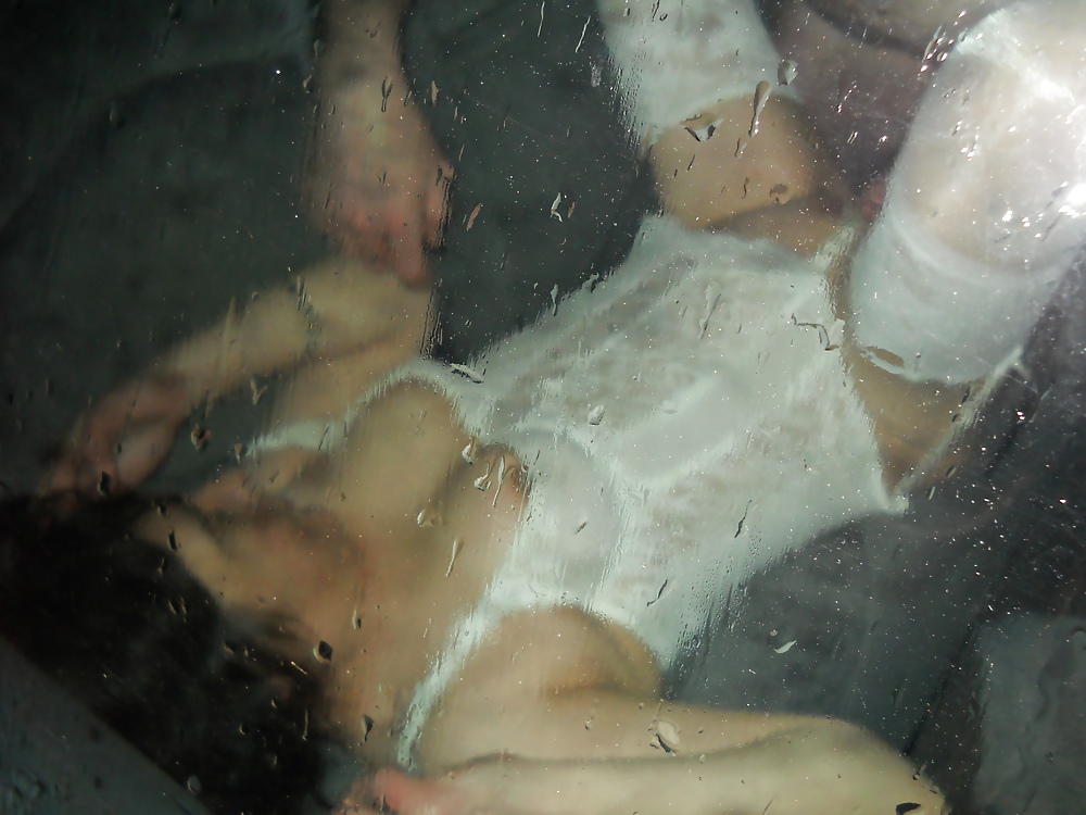 Porn Pics Je me fais baisser dans la voiture