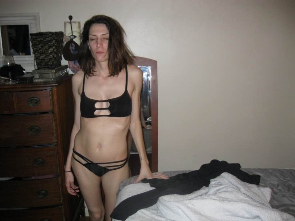 Skinny slut exposed - 25 Photos 
