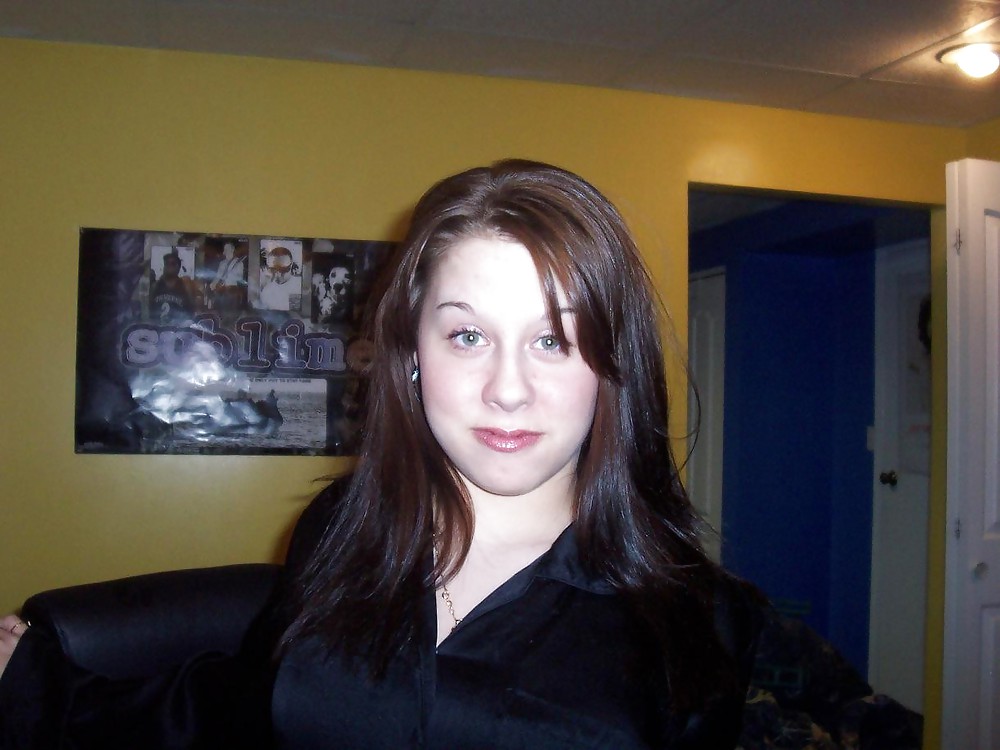 Porn Pics SingleStonerBabe From JoinUnTrue.com