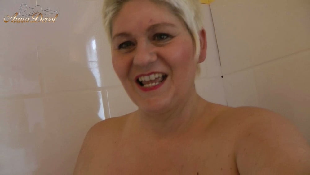 Milf toying ass and pussy and peeing in the bathtub