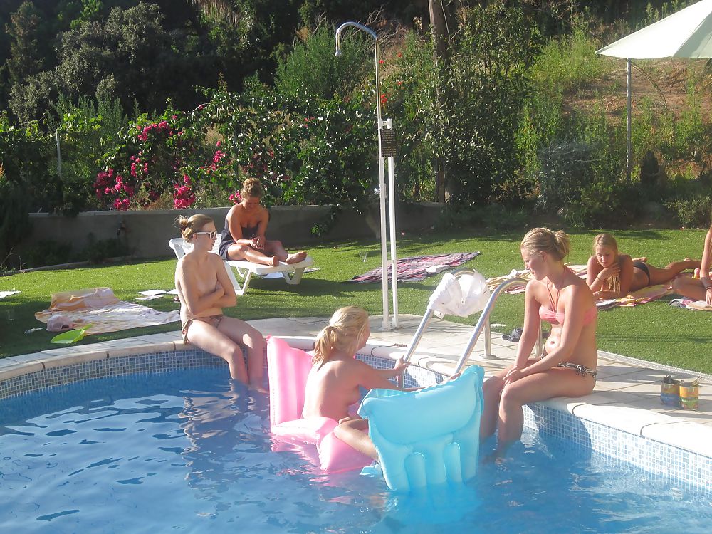 Porn Pics Teengirls in the pool