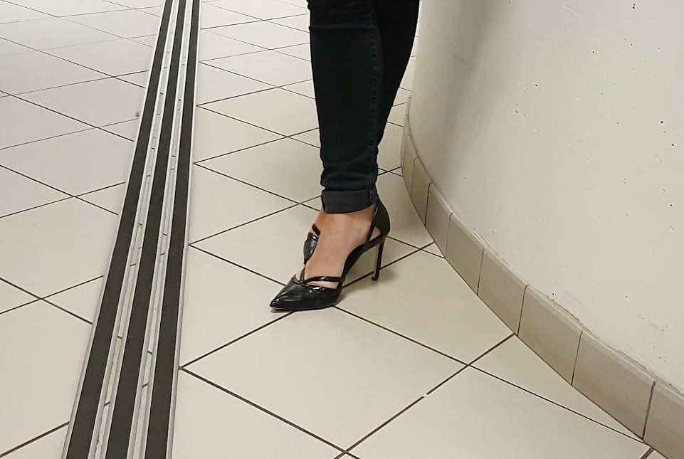 Porn Pics Candid legs and feet