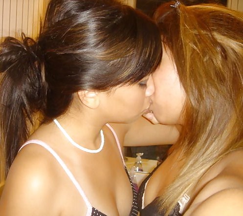 Porn Pics Kissing Girls 3