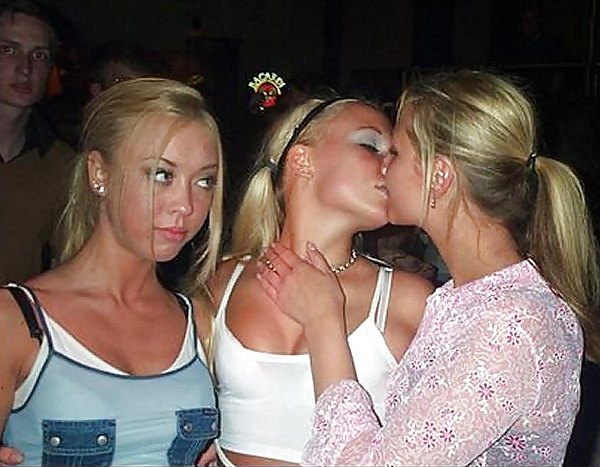 Porn Pics amateur teens - kissing