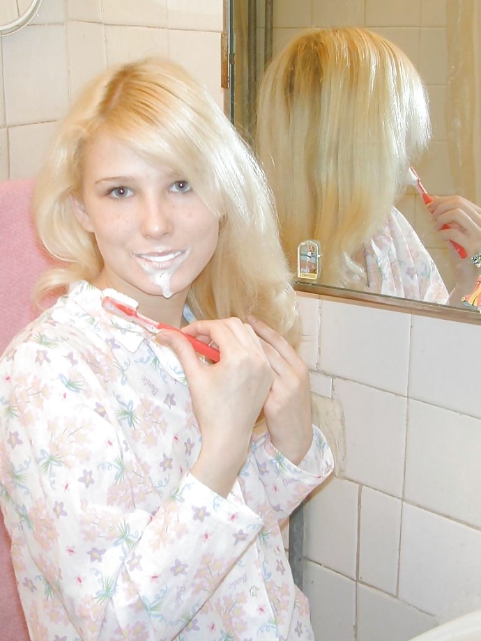 Porn Pics Blodne teen naked in bathroom