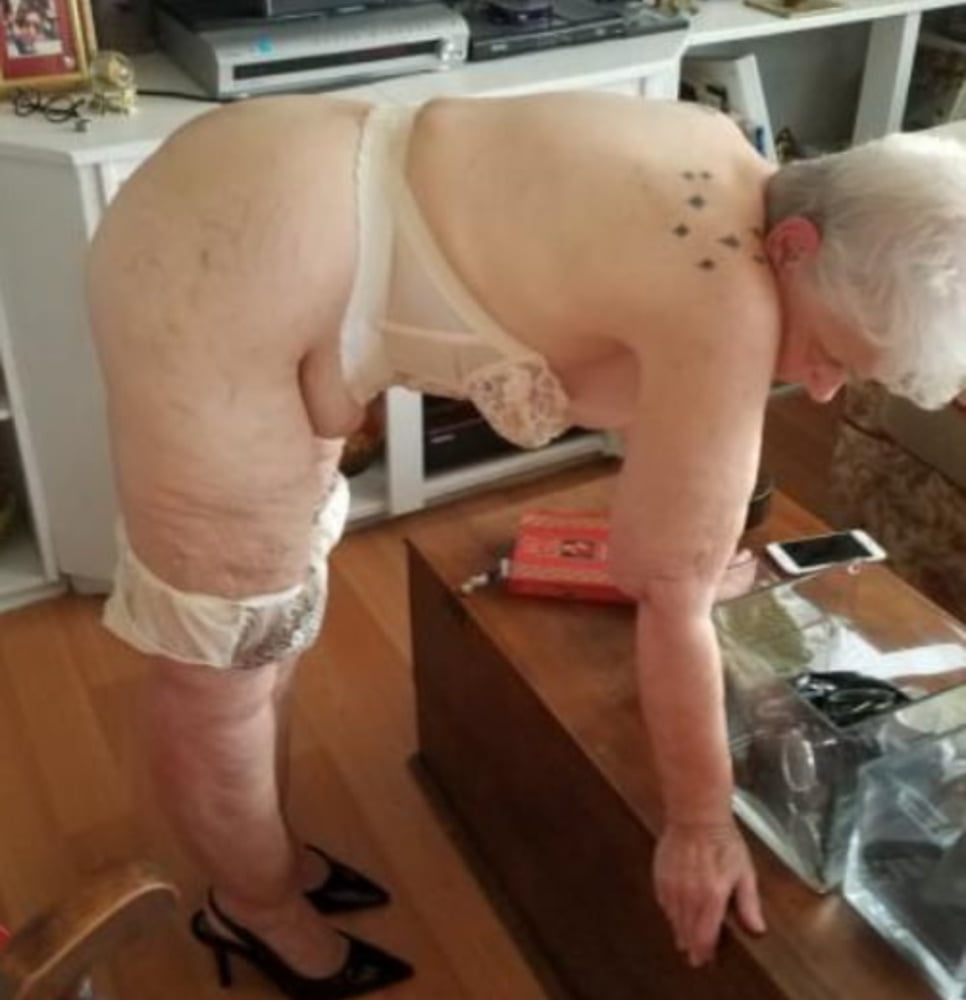 Old grannyspreading her legs- 9 Photos 