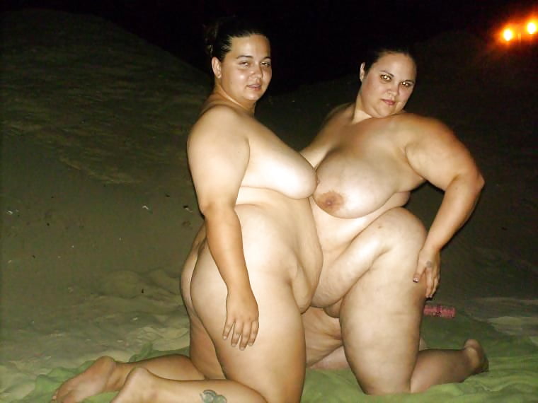 Смотрите Two sexy mature bbw on the beach! 
