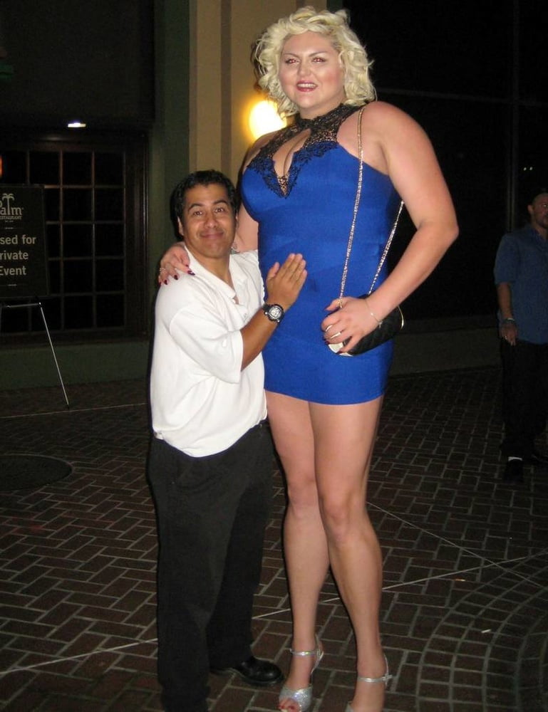 Tall women lifting men. Линдсей Хейворд Lift and carry. Lindsay Hayward Lift carry. Линдсей Кэй Хейуорд. Lindsay Hayward Tall.