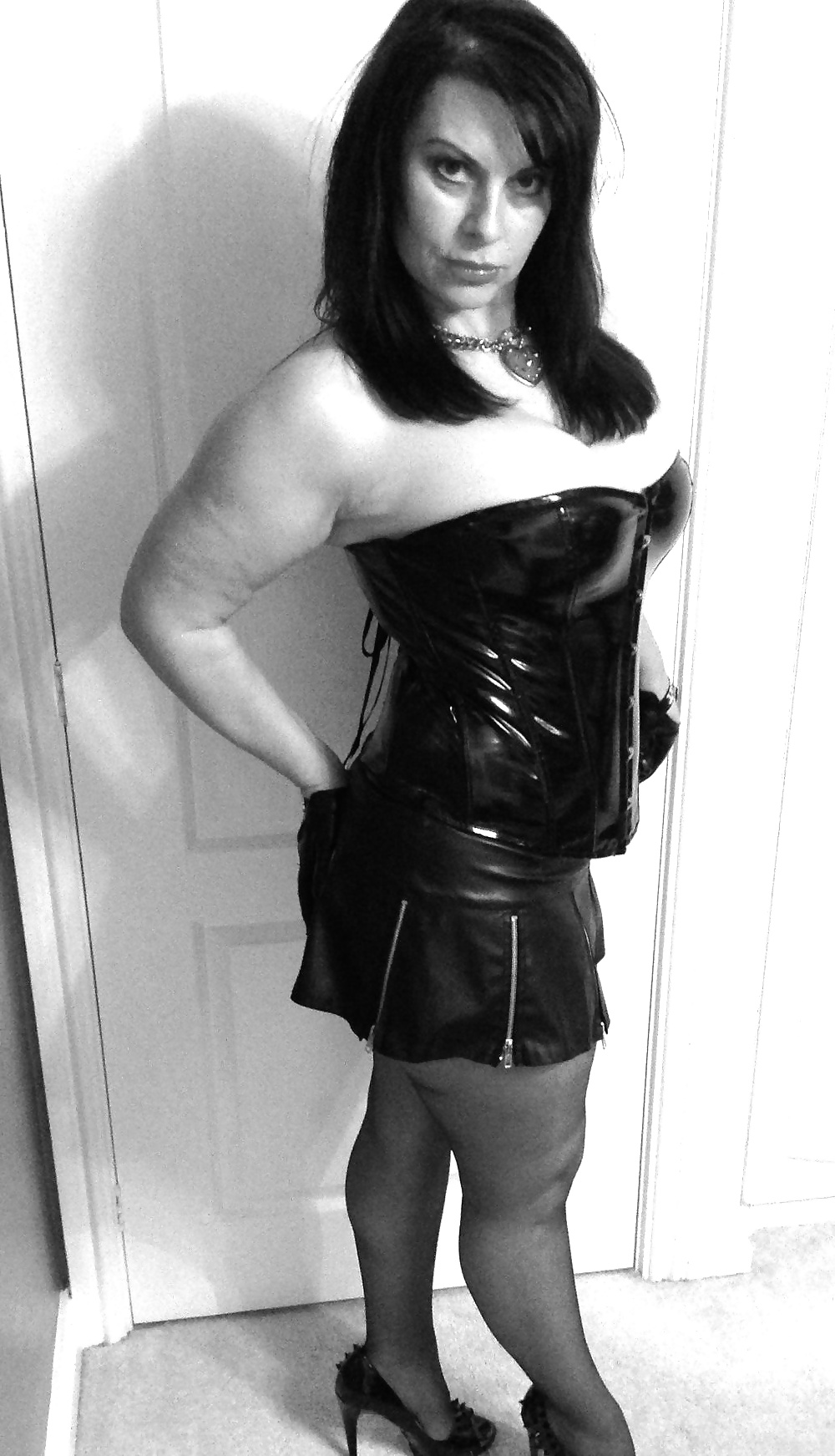 Porn Pics Kinky milf's friends