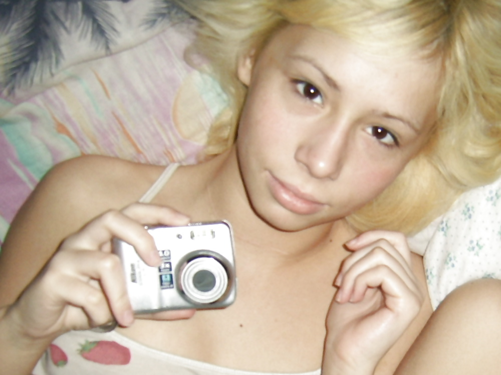 Porn Pics Young blond girlfriend asshole gaped (Camaster)