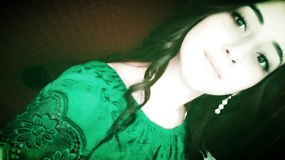 Porn Pics (This cunt loves to suck dick)