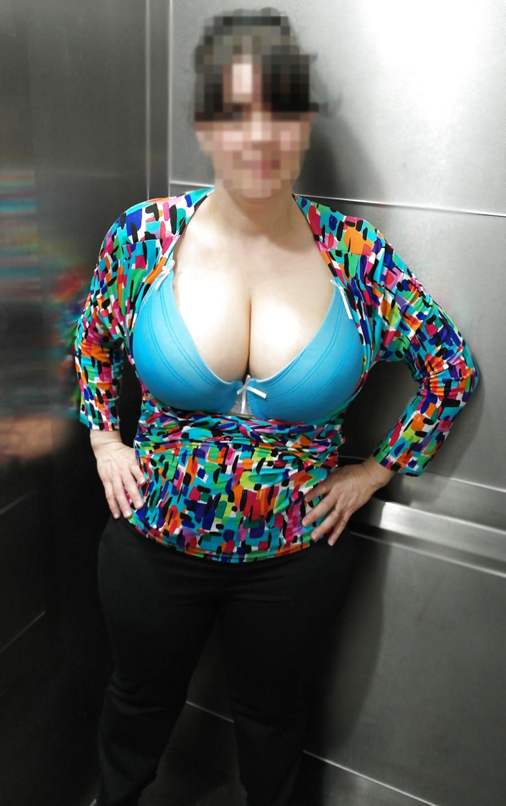 Porn Pics mom flashing her blue bra in elevator