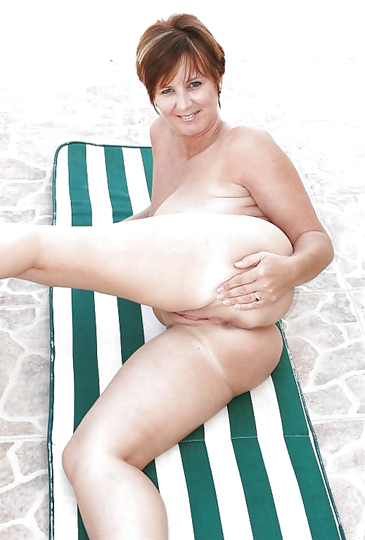 Porn Pics Just catch a horny Granny (102)