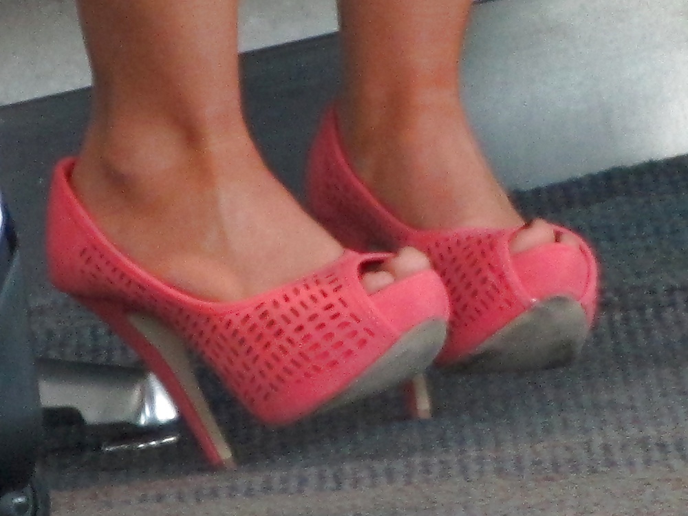 Porn Pics Foot Fetish: Female Toes at the Airport