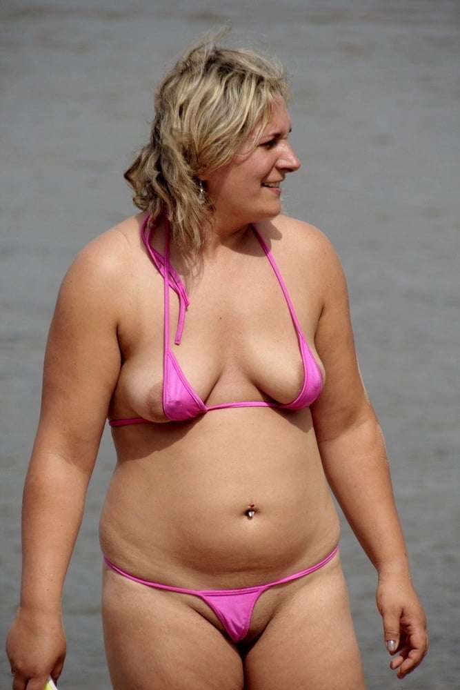 Amateur MILFs in naughty bikinis! - 10 Photos 