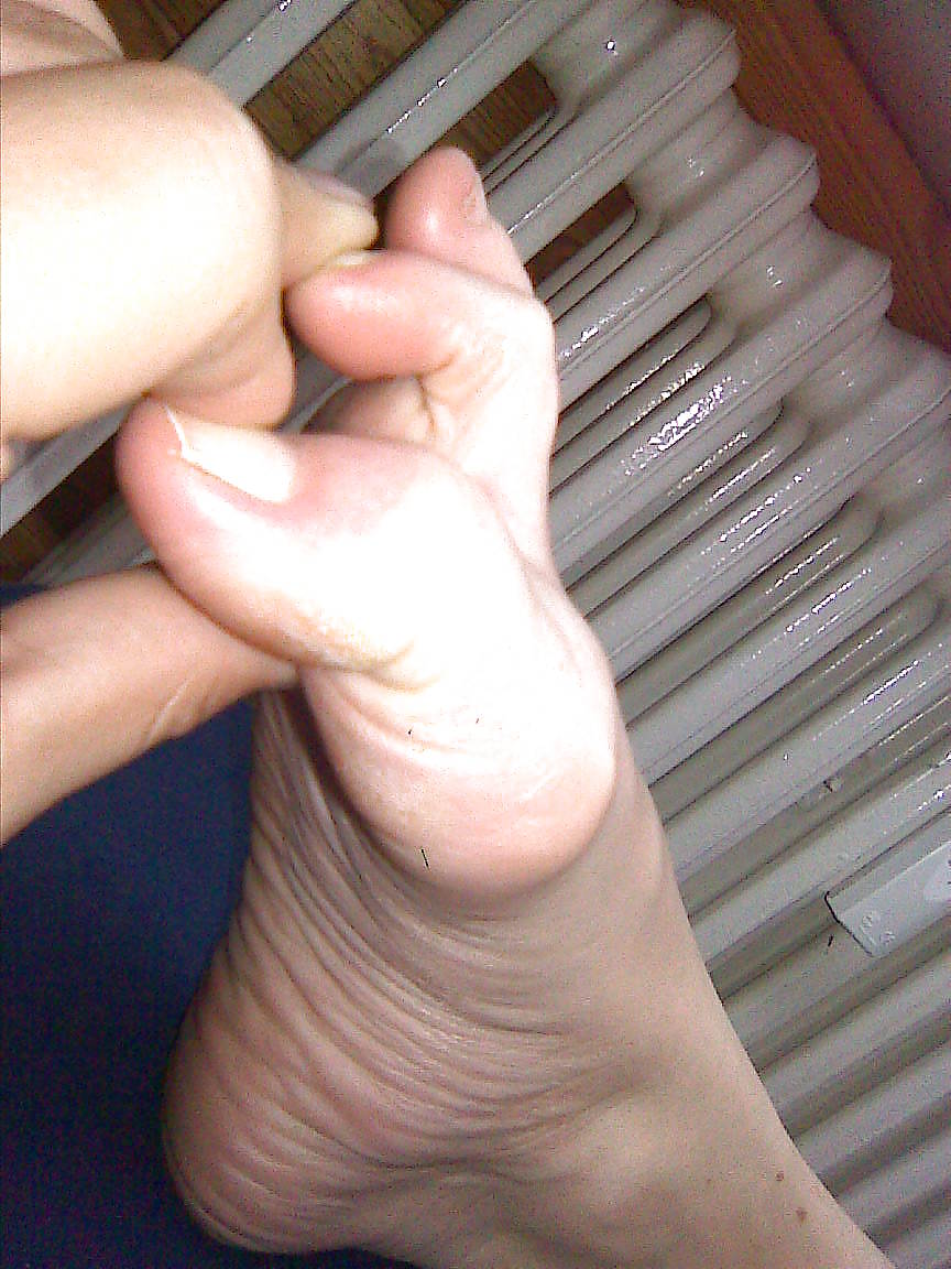 Porn Pics BB 's Feet 2009 - Foot Model with long toes, slender feet