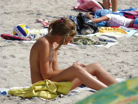 Topless am girls beach pt 2