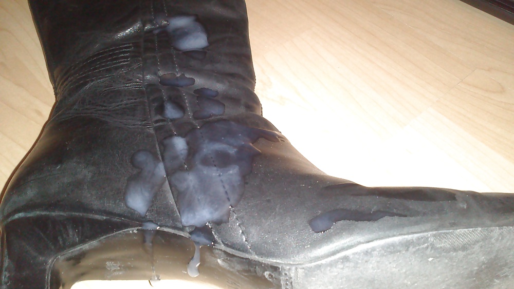 Porn Pics Cum on black leather boots