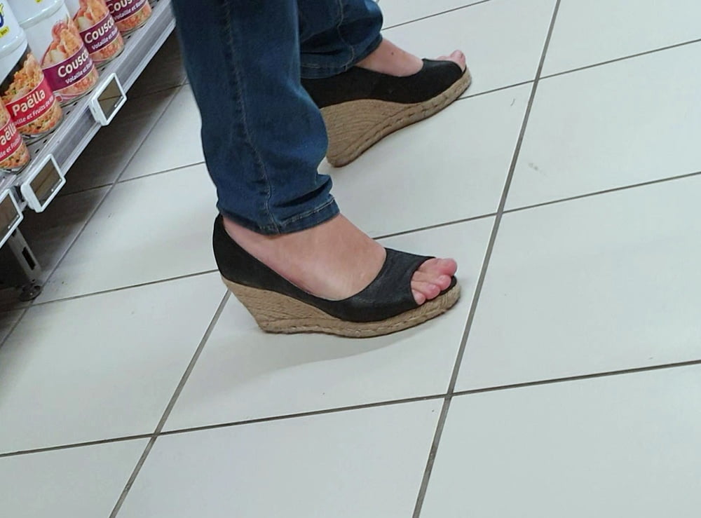 Candid feet photo #324255186