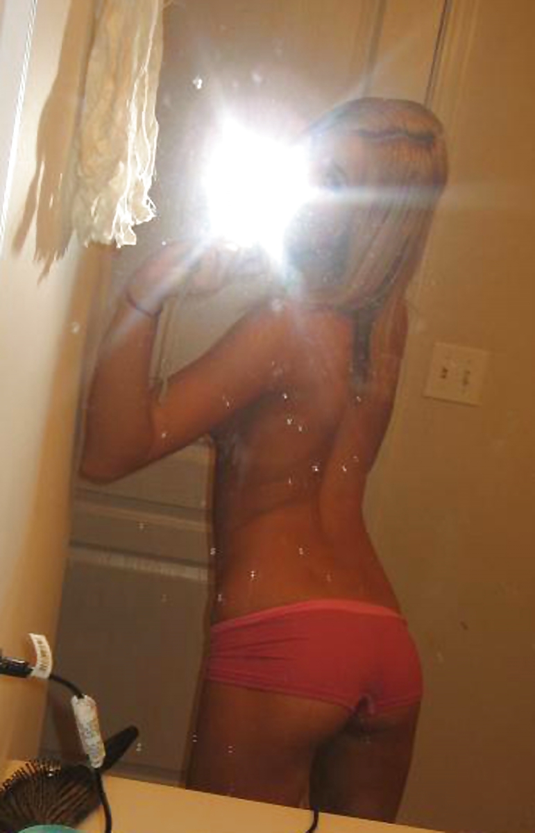 Porn Pics Blond Teen Girl with amazing body Selfshot 2of3