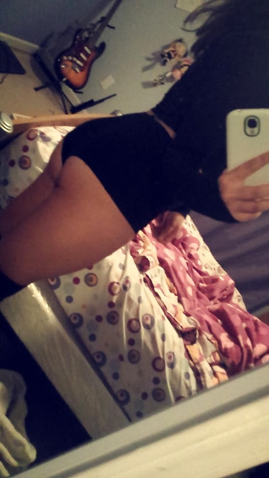 Porn Pics 19 year old Karen shows her D cup tits