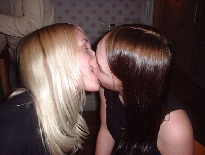 Porn Pics Kissing Girls