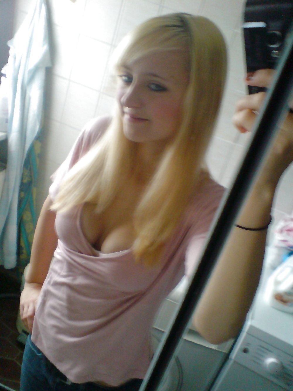 Porn Pics Blonde Amateur Girl takes Selfshots