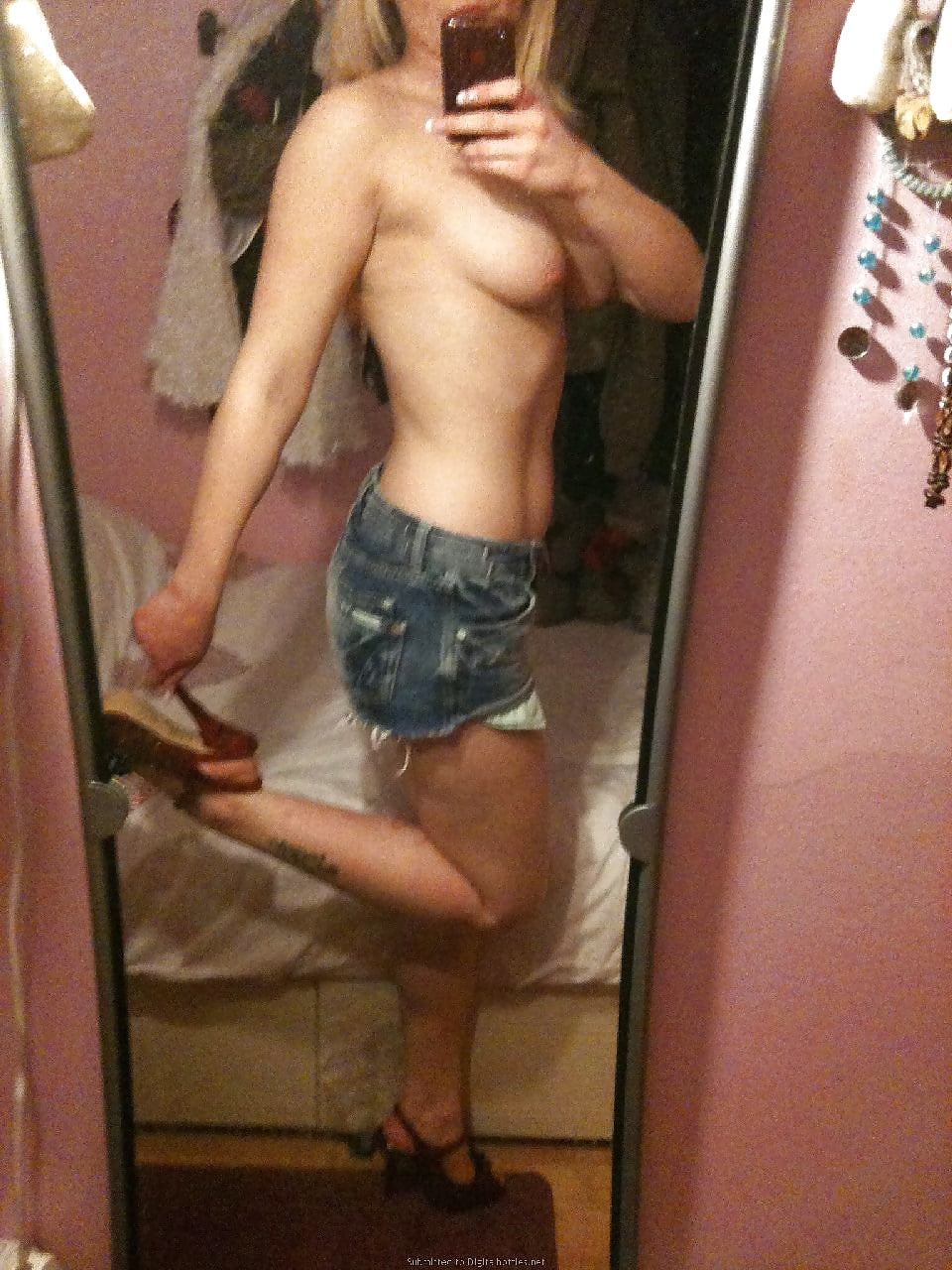 Porn Pics Taking Some Selfies And Pleasuring Her Boyfriend