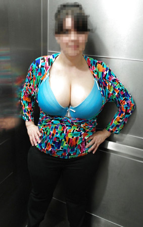 mom flashing her blue bra in elevator