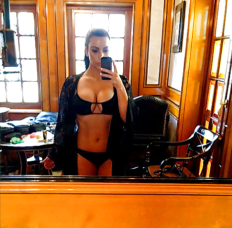 Kim kardashian naked boobs-8948