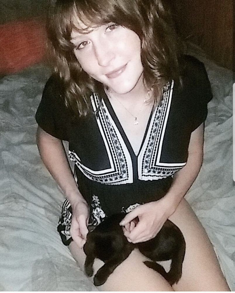 Porn Pics Which Hole To Fuck For This White Trash Milf?