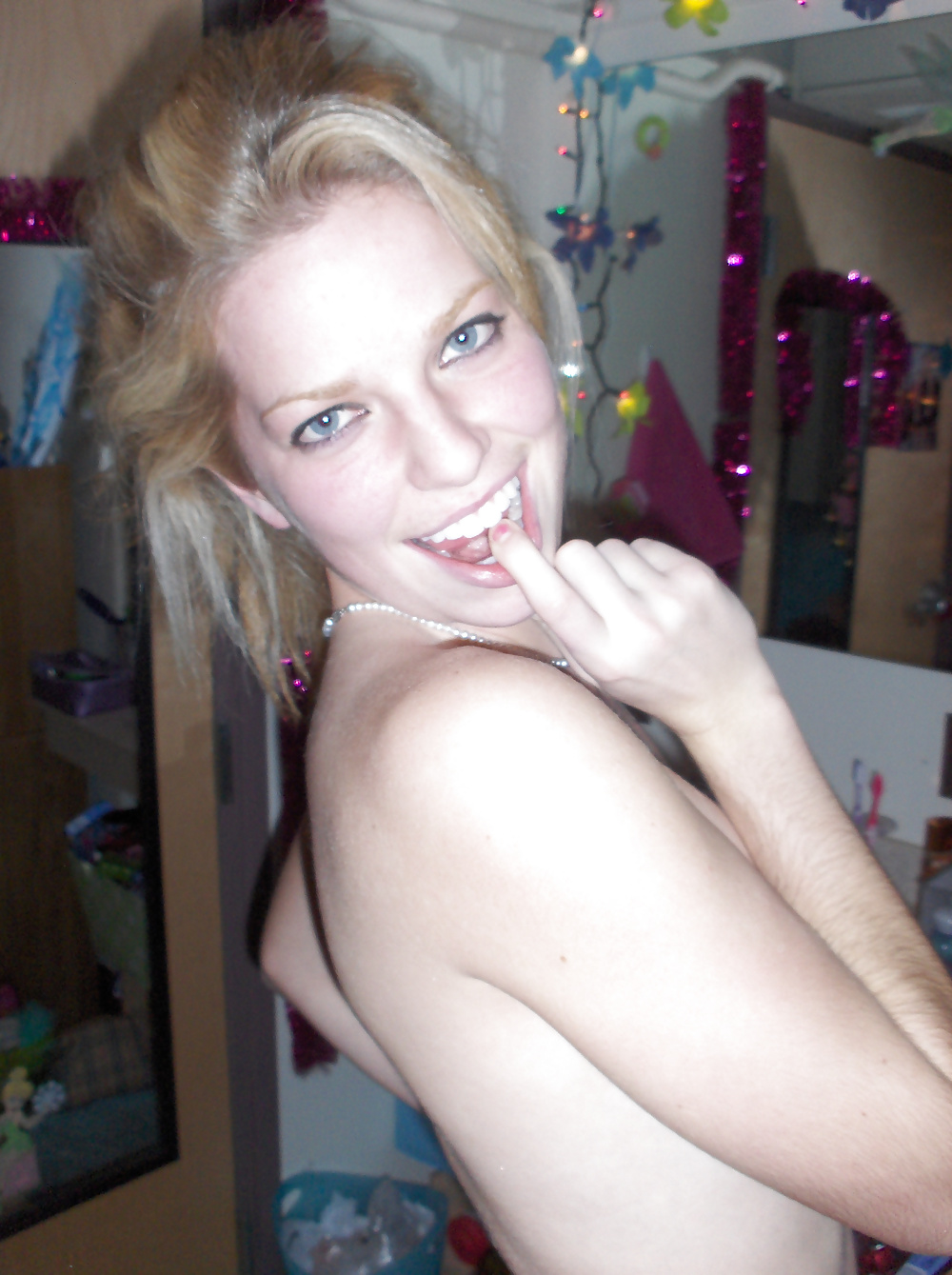Porn Pics blonde milf posing