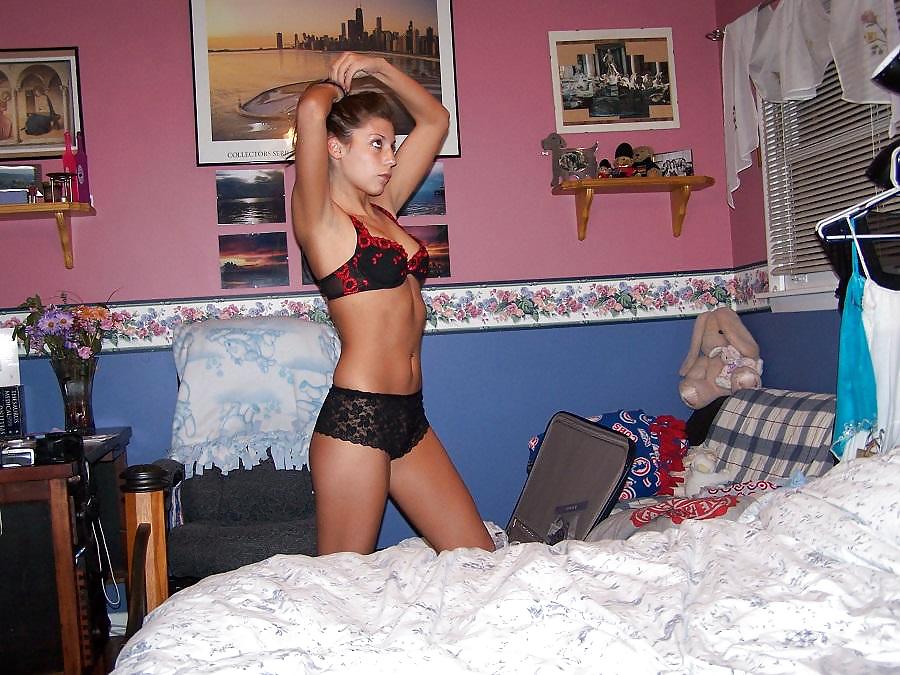 Porn Pics brunette amateur bedroom posing