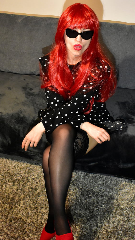 Redhead wife with black stockings and red high heels - 8 Photos 