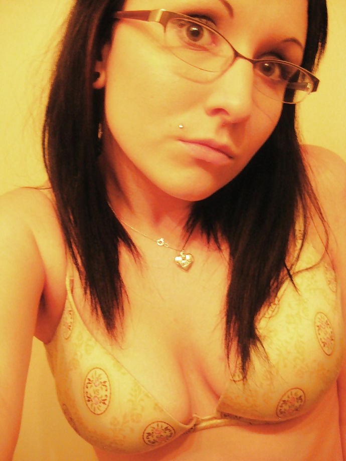 Porn Pics brunette slut taking selfies