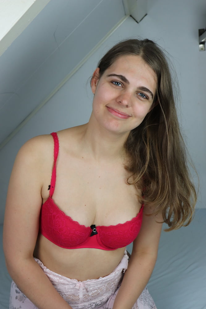 Dutch slut big tits shoot - 32 Photos 