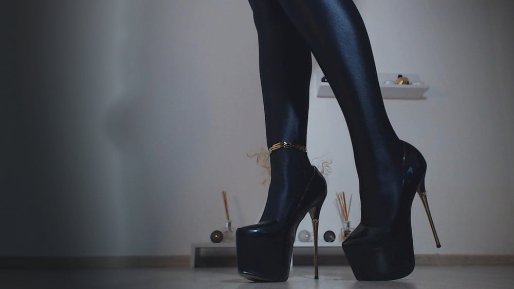 Spandex, PVC, platforms with metallic heels and my legs, ofc - 7 Photos 