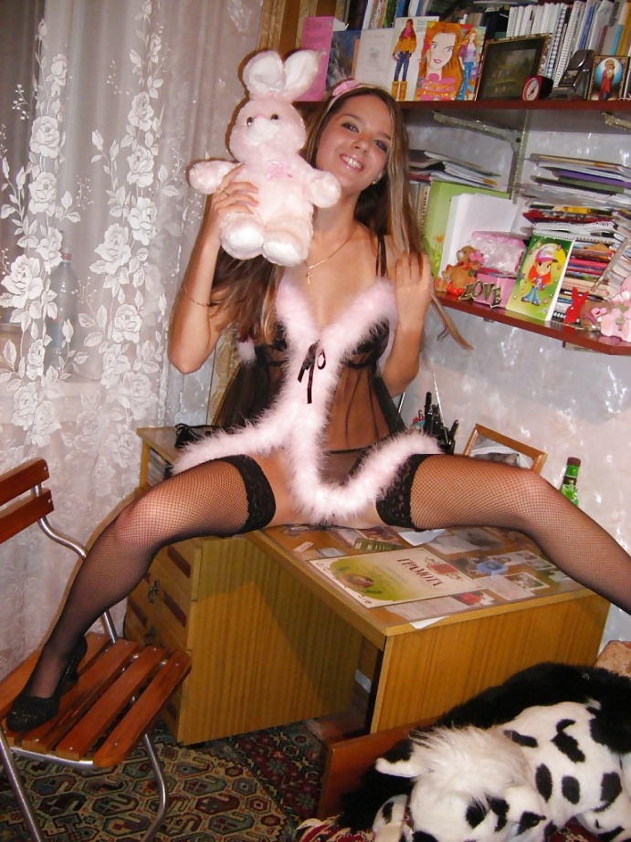 Porn Pics Pretty Russian Girl Pose at Home