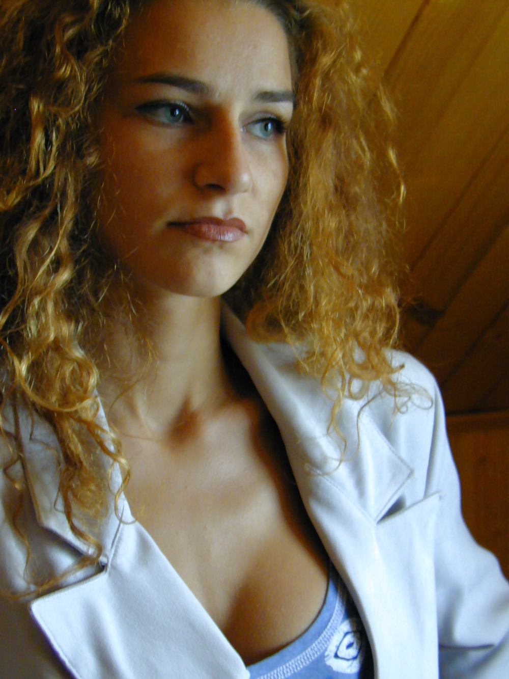 Porn Pics Hot Curly Woman Posing Infront Camera