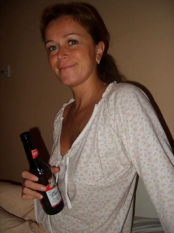 Porn Pics Mature Amateur Poses With Her Budweiser