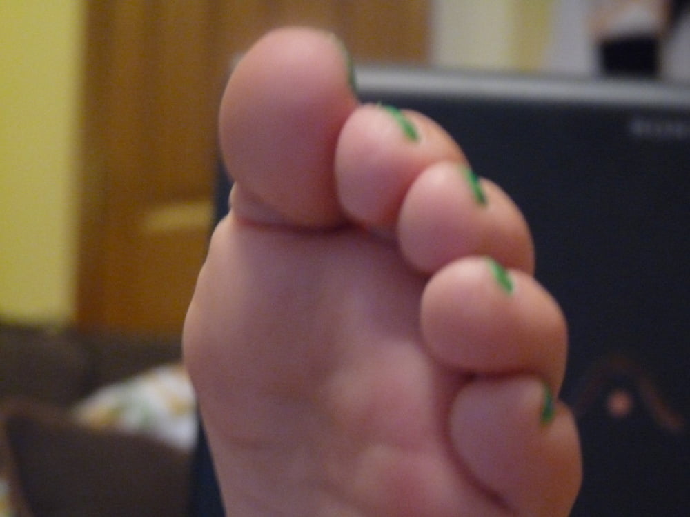 Feet poses with green nail polish - 10 Photos 