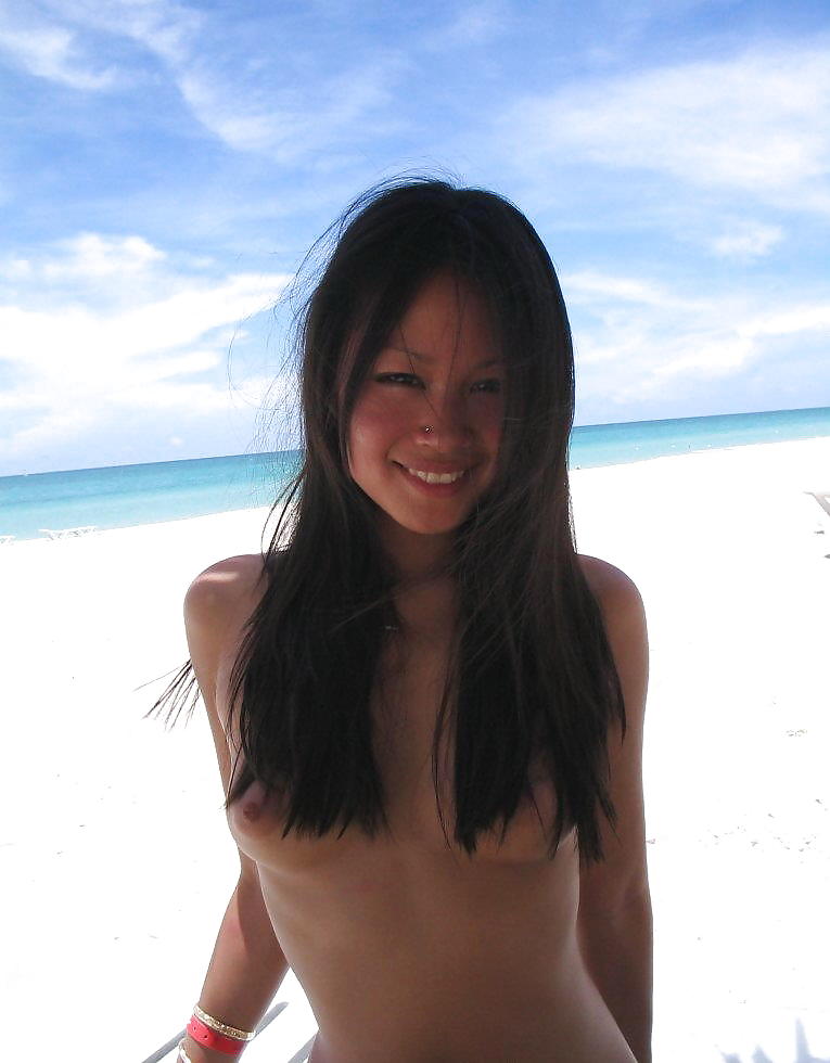 Porn Pics Asian beauty on holiday