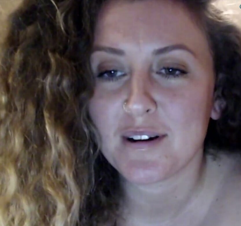 Webcam Girl with big Boobs and curly Hair - 9 Photos 