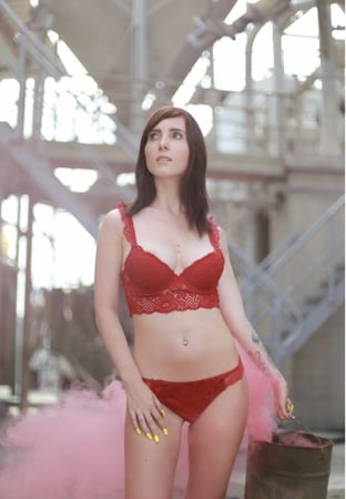 hot pics   lou nesbit lia louise         