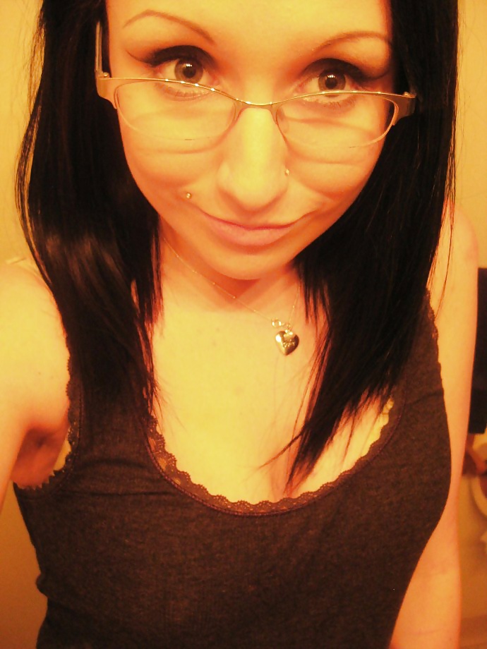 Porn Pics brunette slut taking selfies