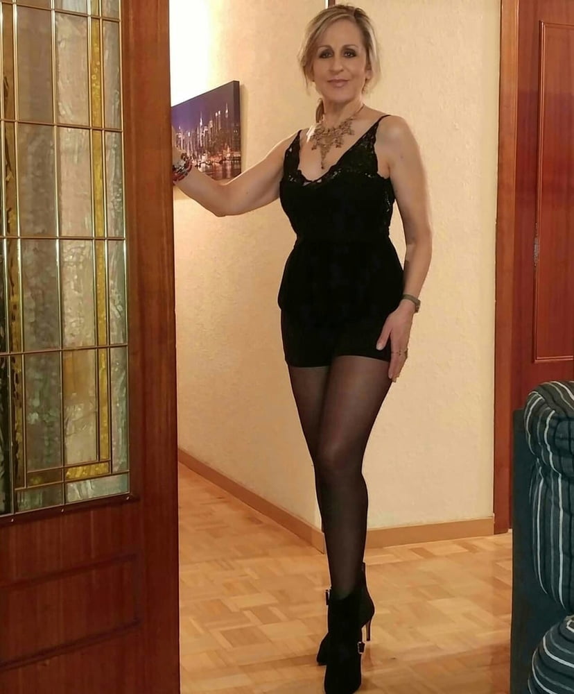 Hot amateur mature Marie in horny dress - 33 Photos 