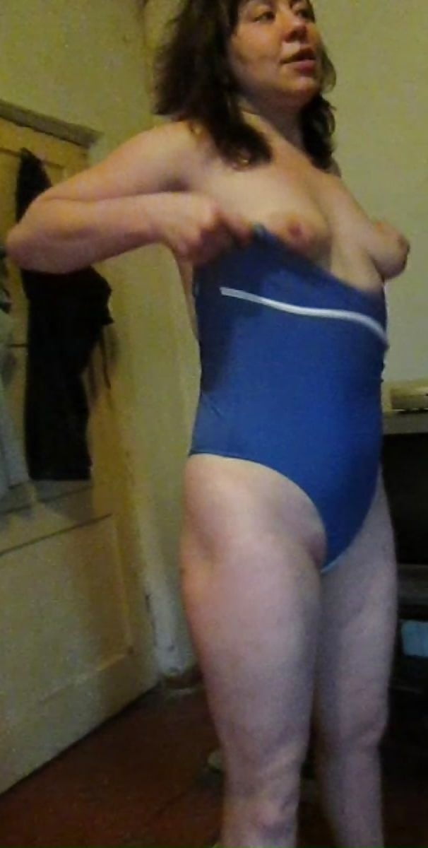 Porn Pics Lili insert plug in a swimsuit