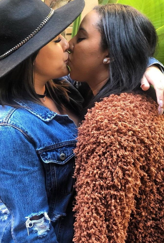 Amateur girls kiss lesbians collections lesbian - 125 Photos 